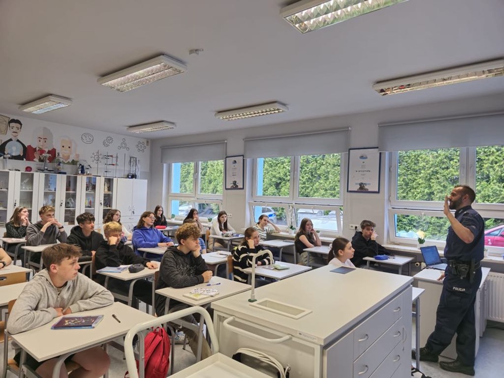 Uczniowie podczas pogadanki z policjantem